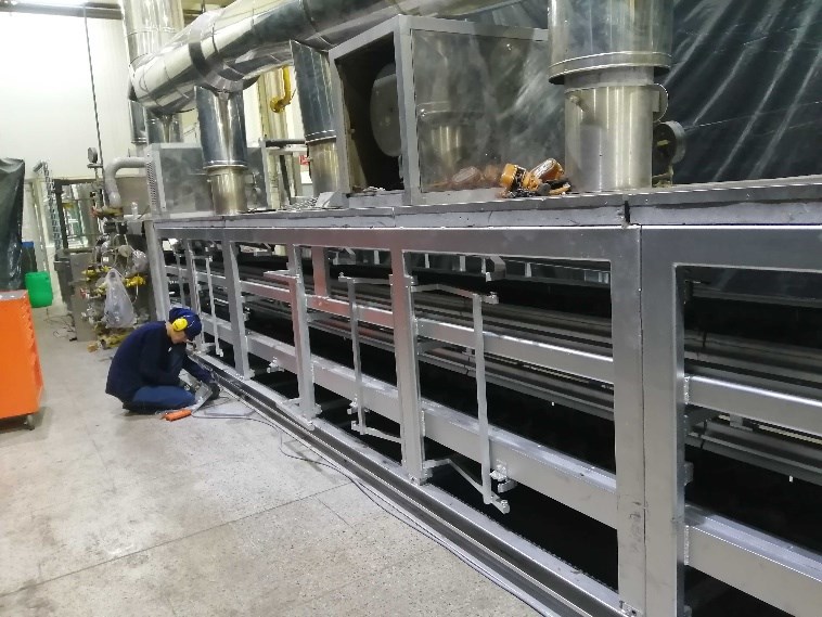 Técnico trabajando en montaje de horno